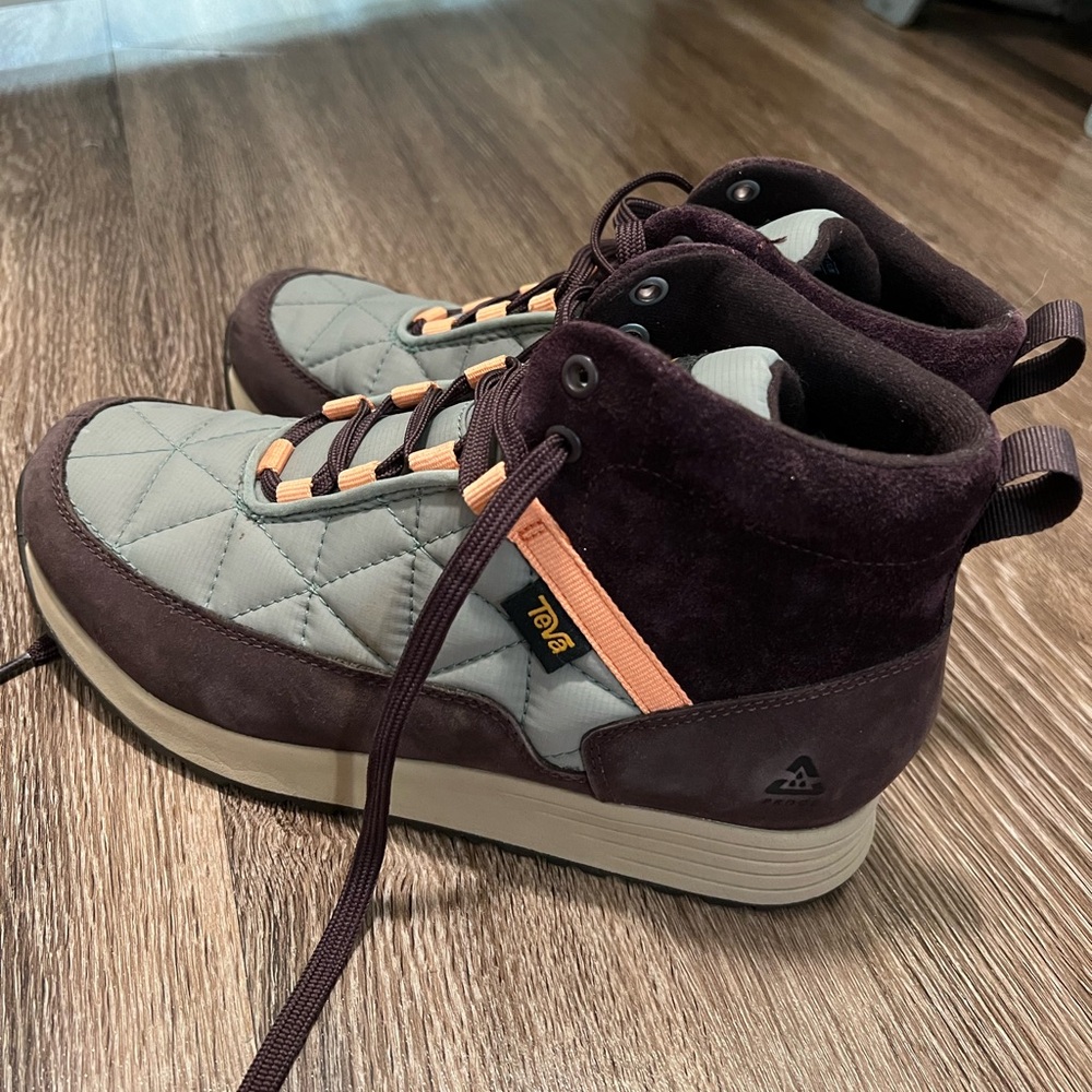 Women’s Teva Hiking Boots 8